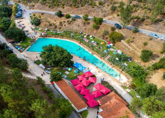 Vista aérea de piscina pública