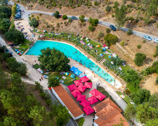 Vista aérea de piscina pública